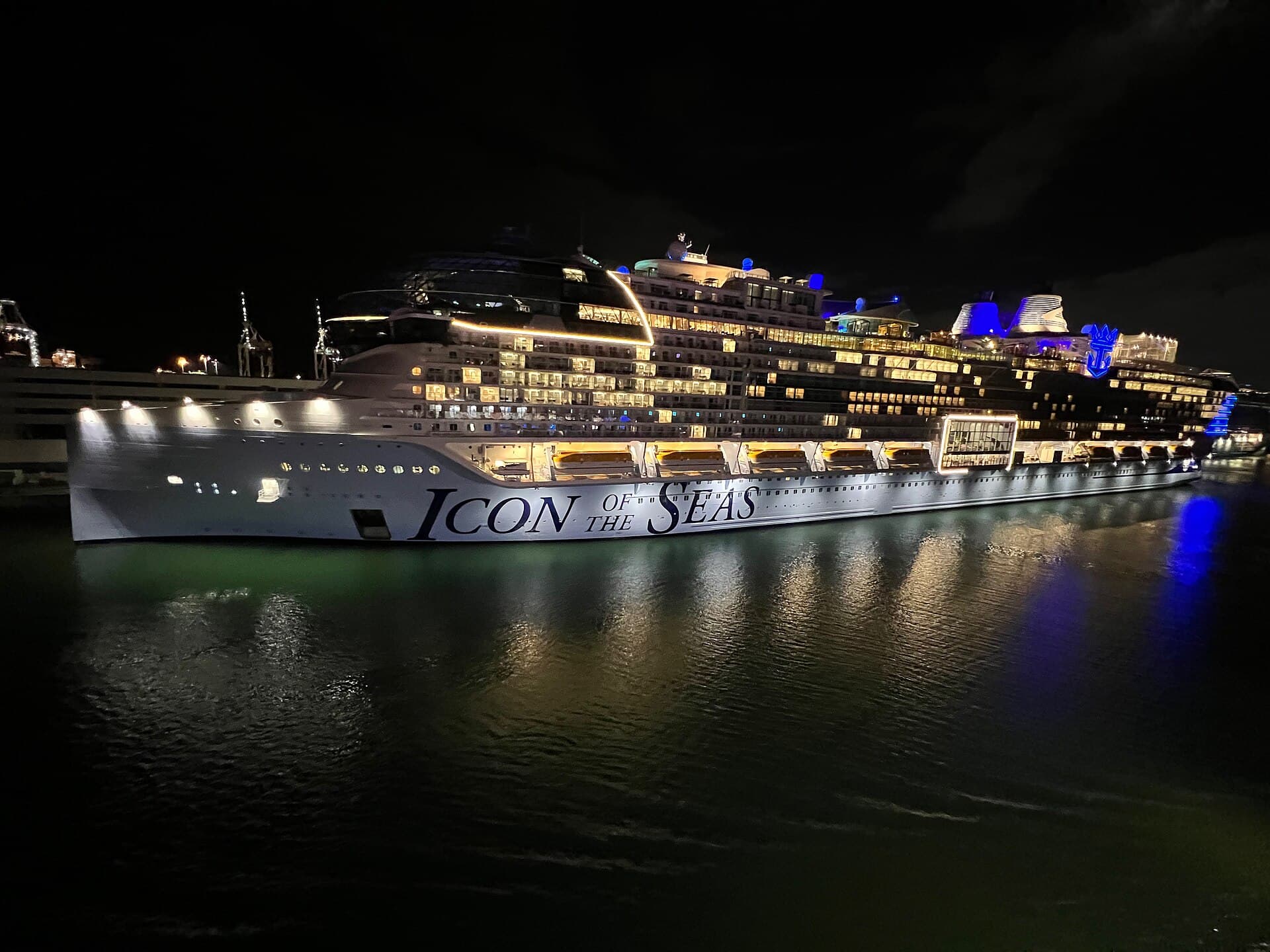 Kreuzfahrtschiff Icon of the Seas bei Nacht in Miami