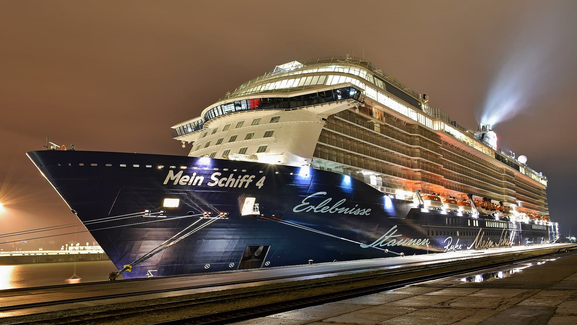 Kreuzfahrtschiff Mein Schiff 4 in Rostock