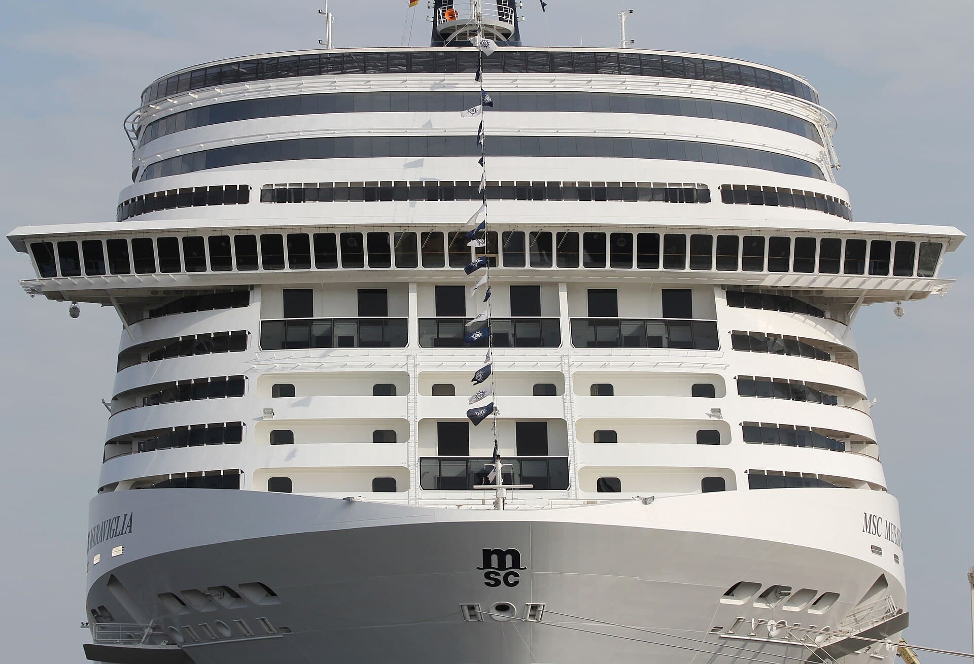 Kreuzfahrtschiff MSC Meraviglia Bugansicht in Hamburg
