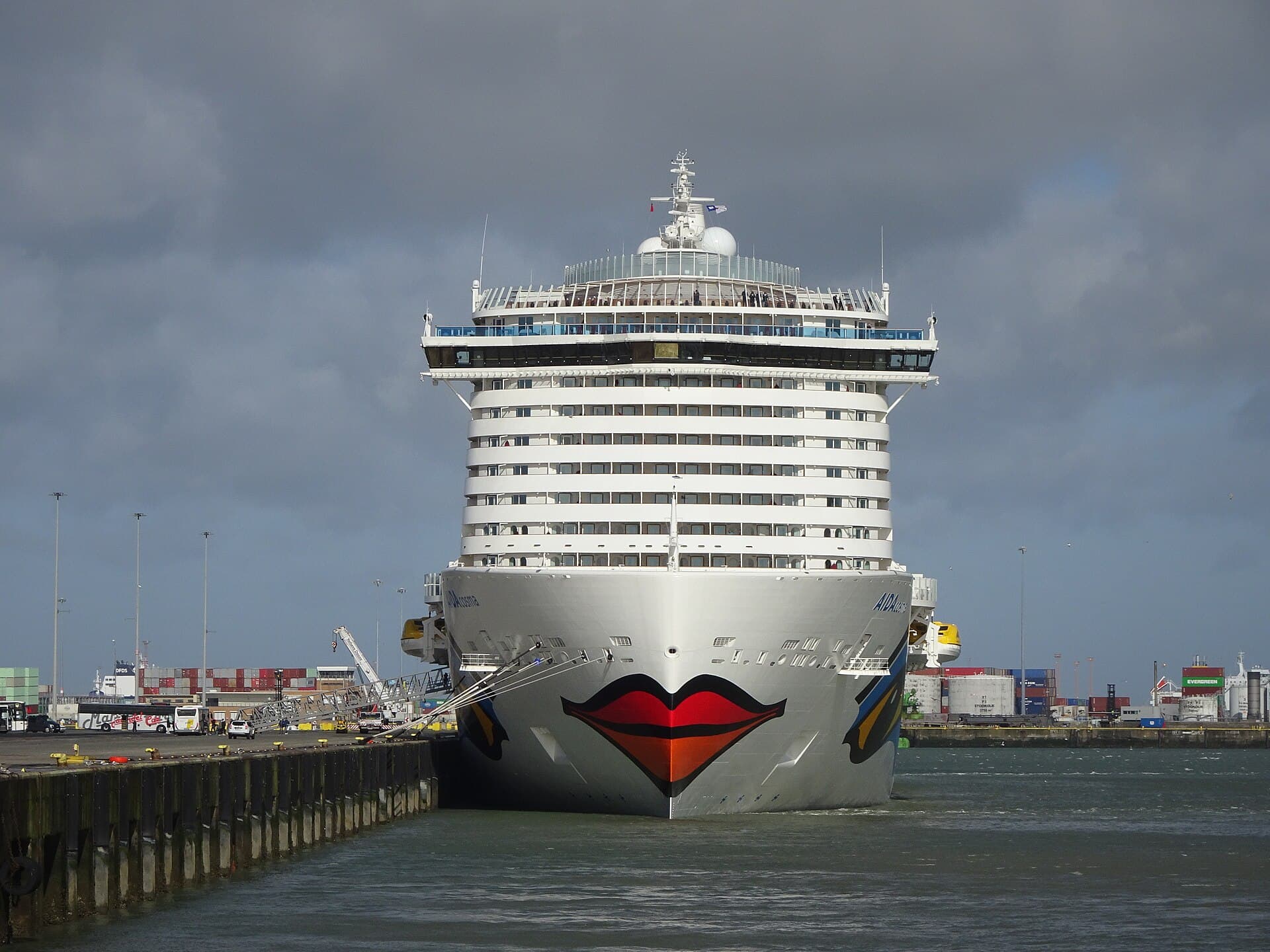 Kreuzfahrtschiff AIDAcosma frontal im Hafen von Zeebrugge