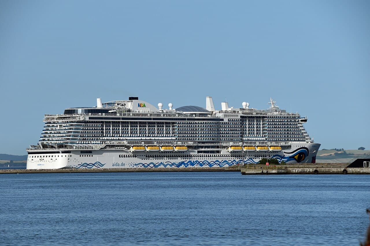 Kreuzfahrtschiff AIDAnova beim Auslaufen aus Aarhus