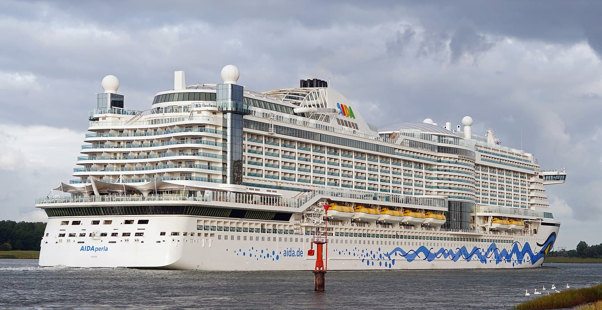 Kreuzfahrtschiff AIDAperla auf See
