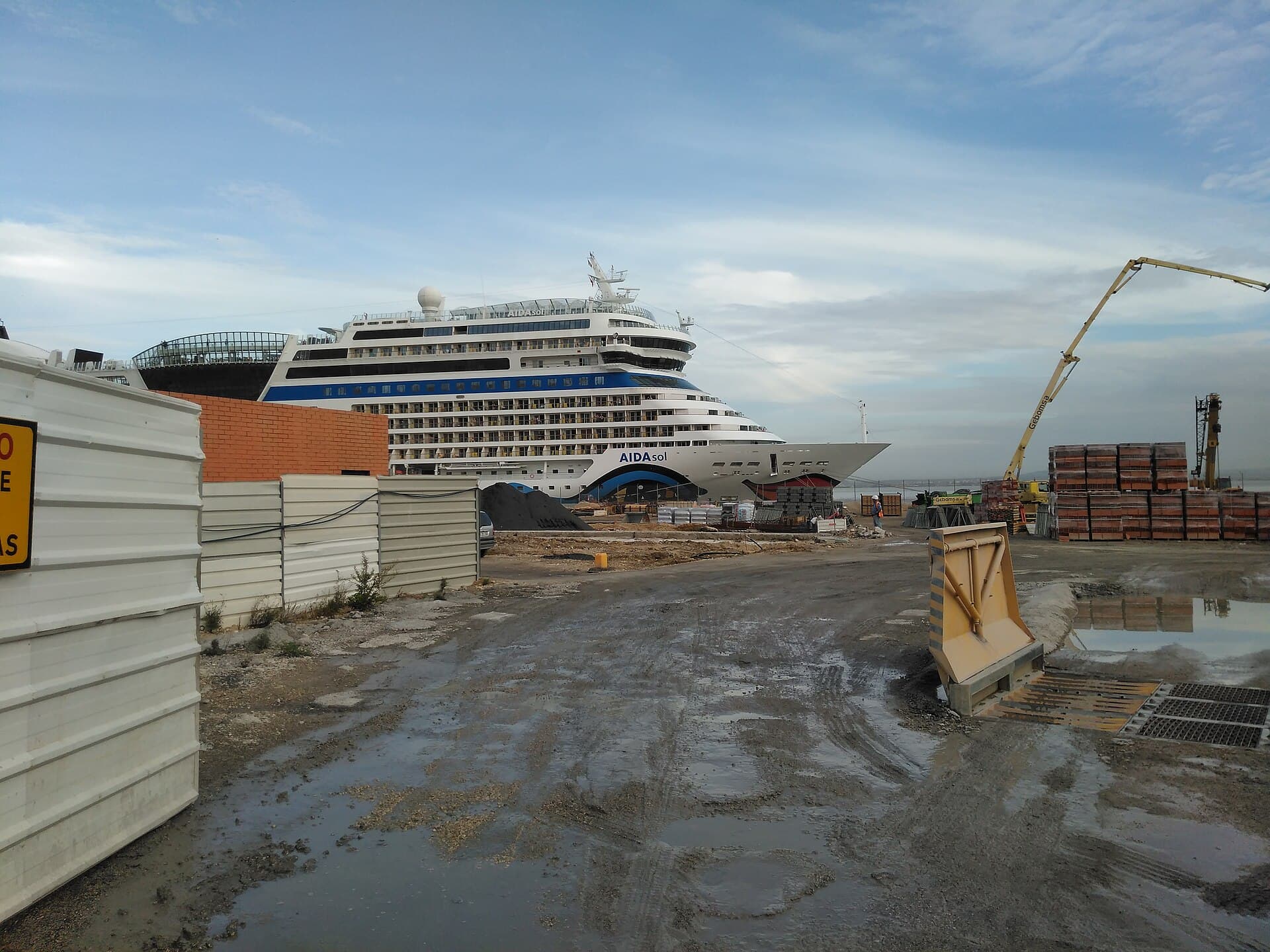 Kreuzfahrtschiff AIDAsol am Cruise Terminal in Lissabon