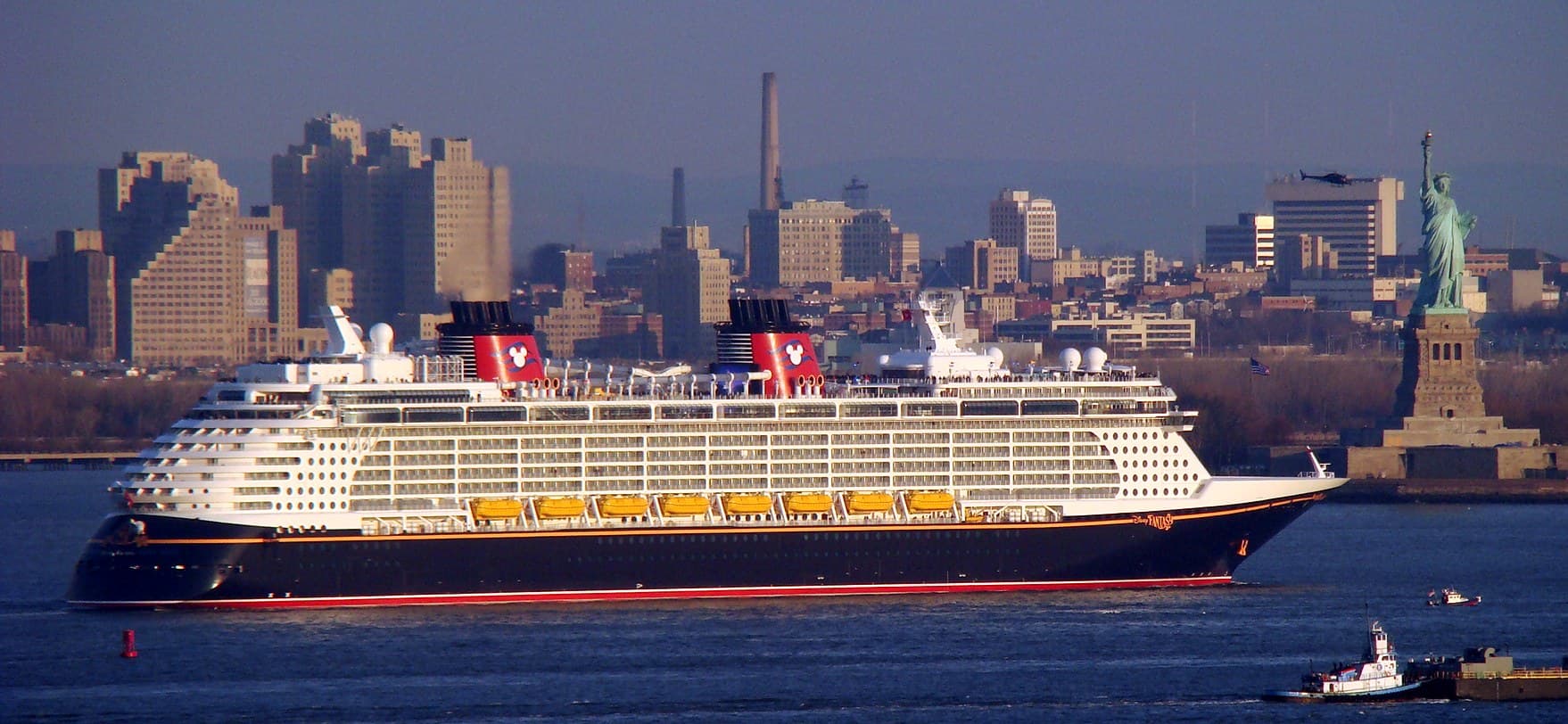 Kreuzfahrtschiff Disney Fantasy bei der Ankunft in New York