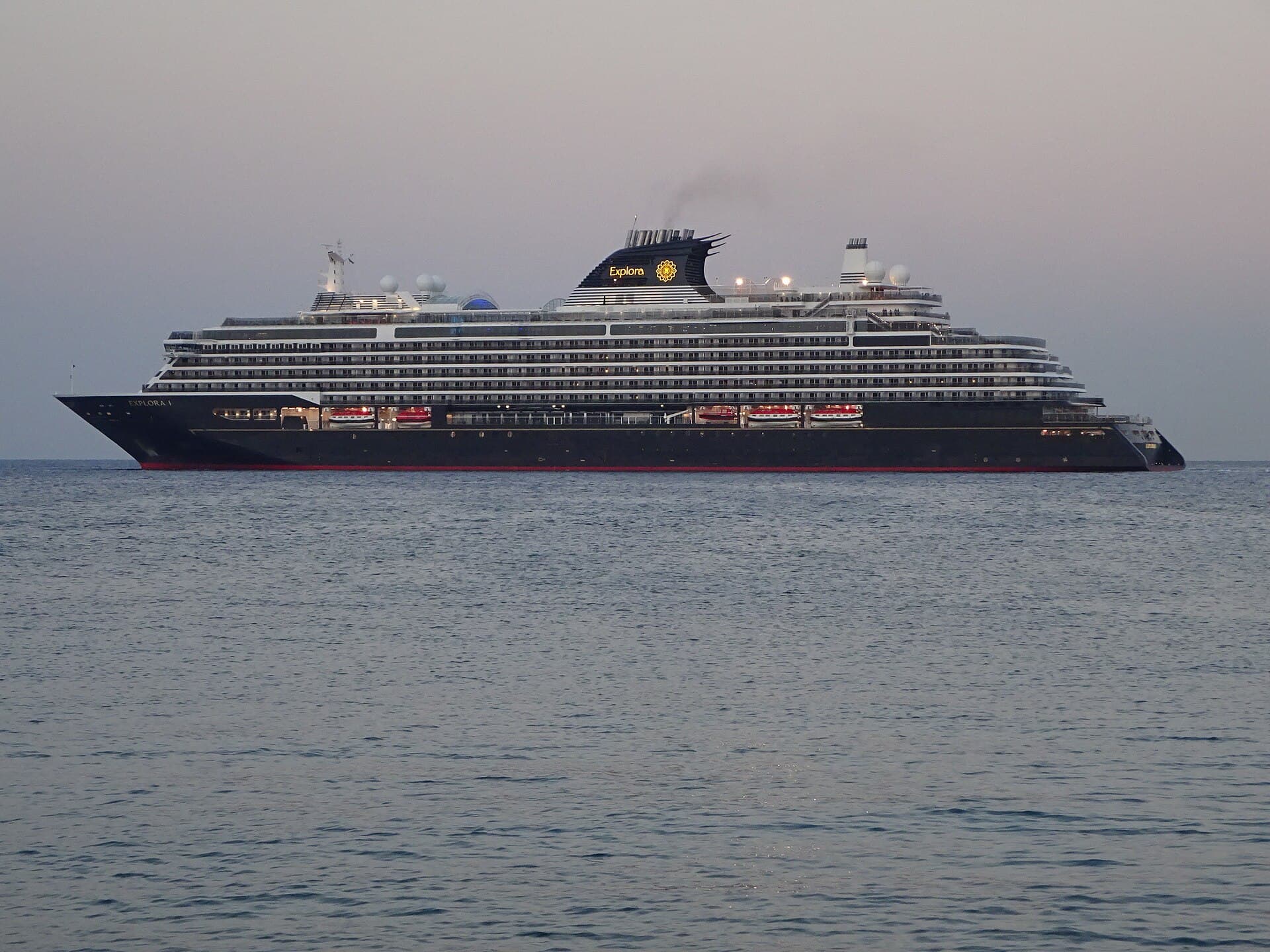 Kreuzfahrtschiff EXPLORA I beim Auslaufen aus Rhodos