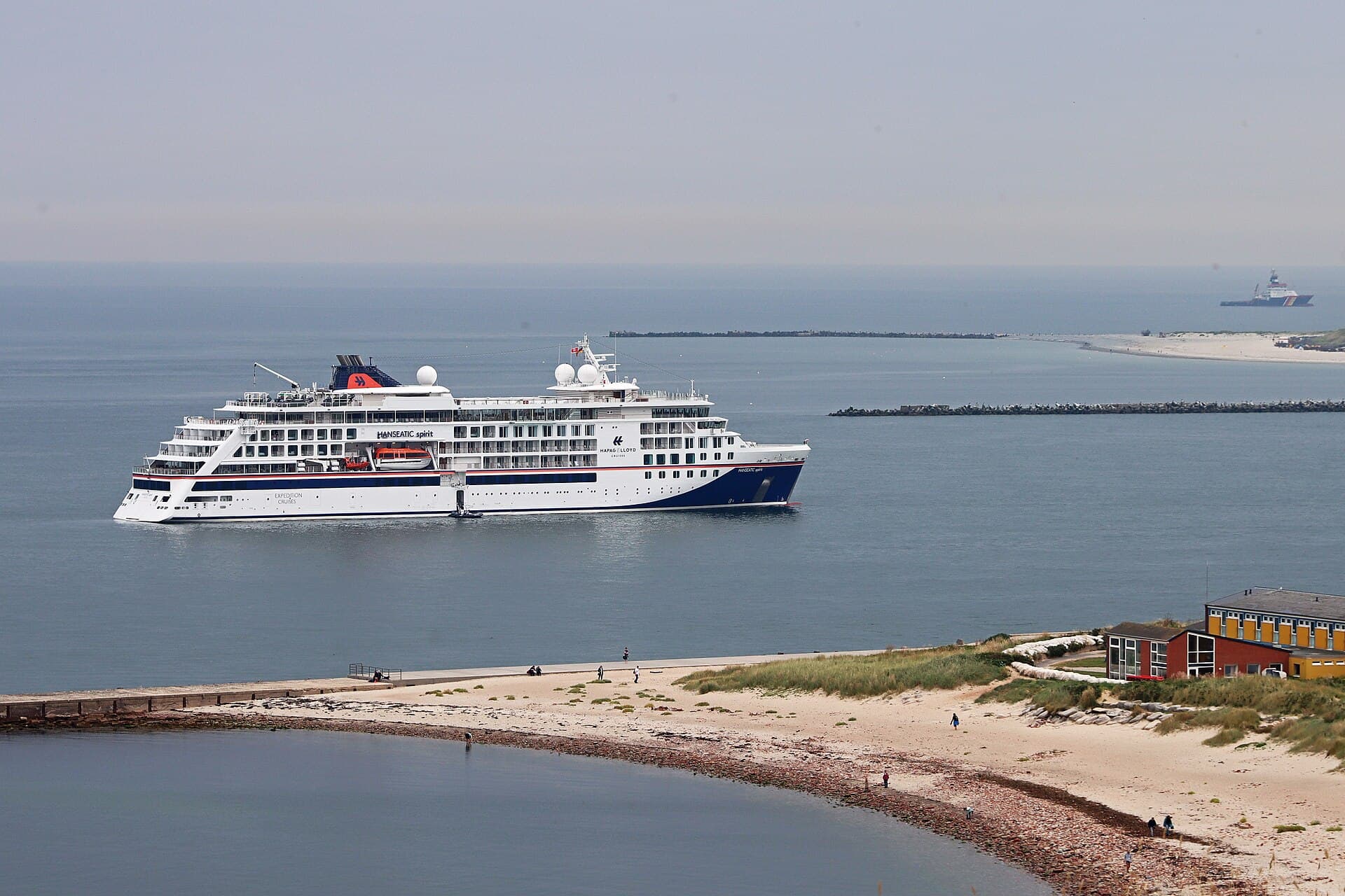 Expeditionsschiff HANSEATIC spirit vor Helgoland
