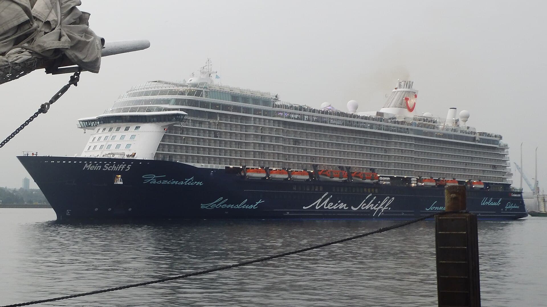Kreuzfahrtschiff Mein Schiff 5 beim Auslaufen aus Kiel