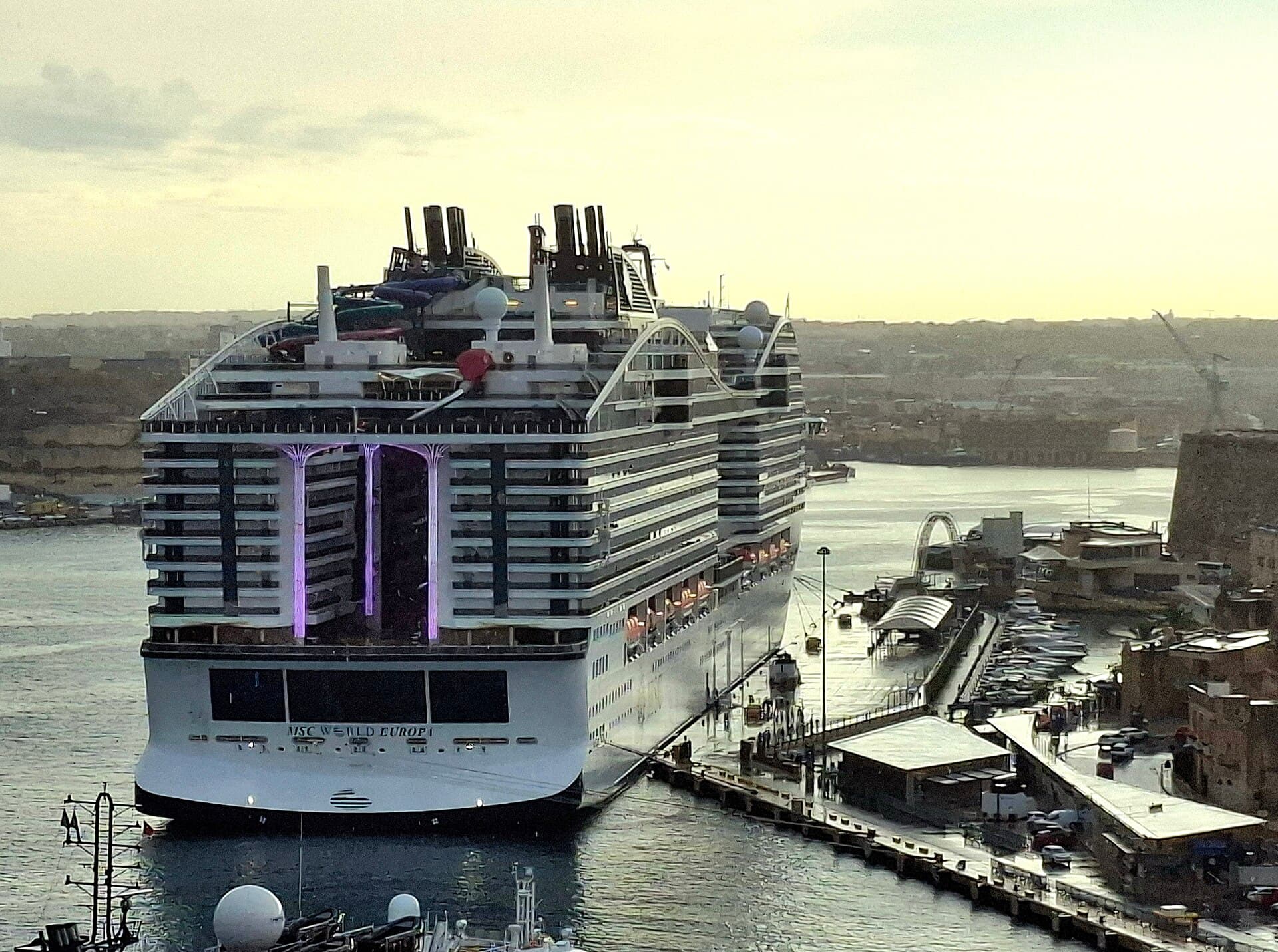 Kreuzfahrtschiff MSC World Europa im Hafen von Valletta