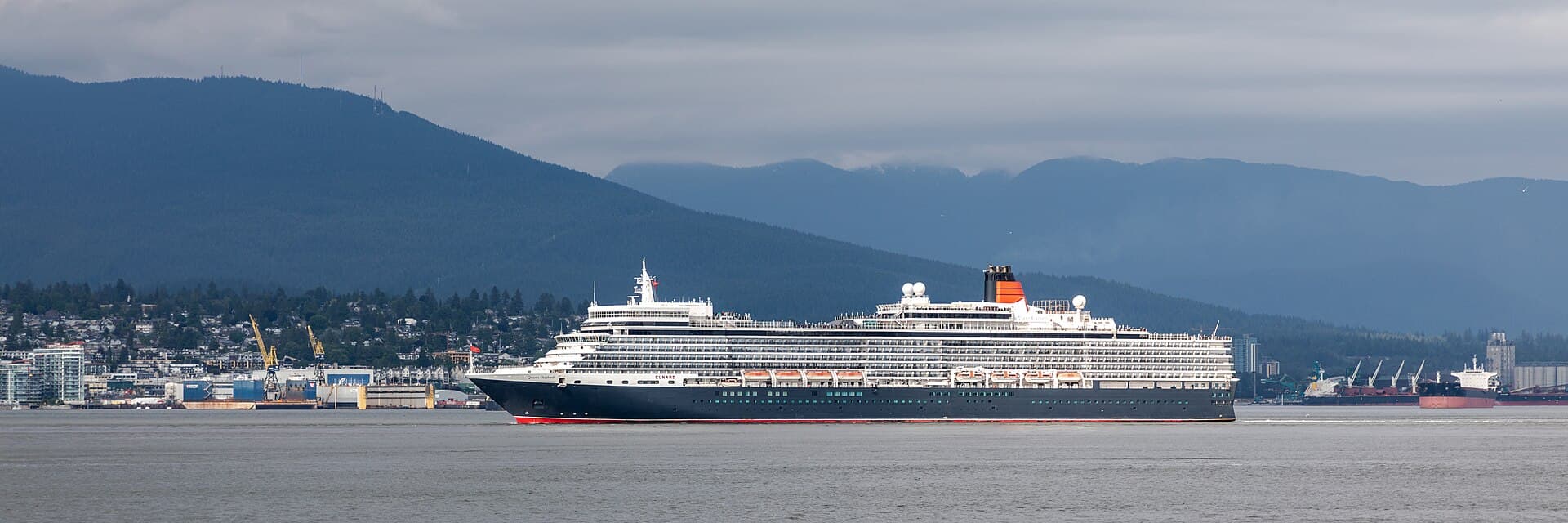 Kreuzfahrtschiff Queen Elizabeth im Hafen von Vancouver
