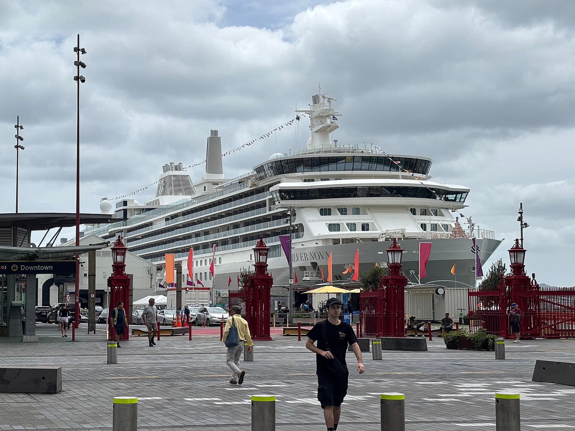 Kreuzfahrtschiff Silver Nova am Queens Wharf in Auckland